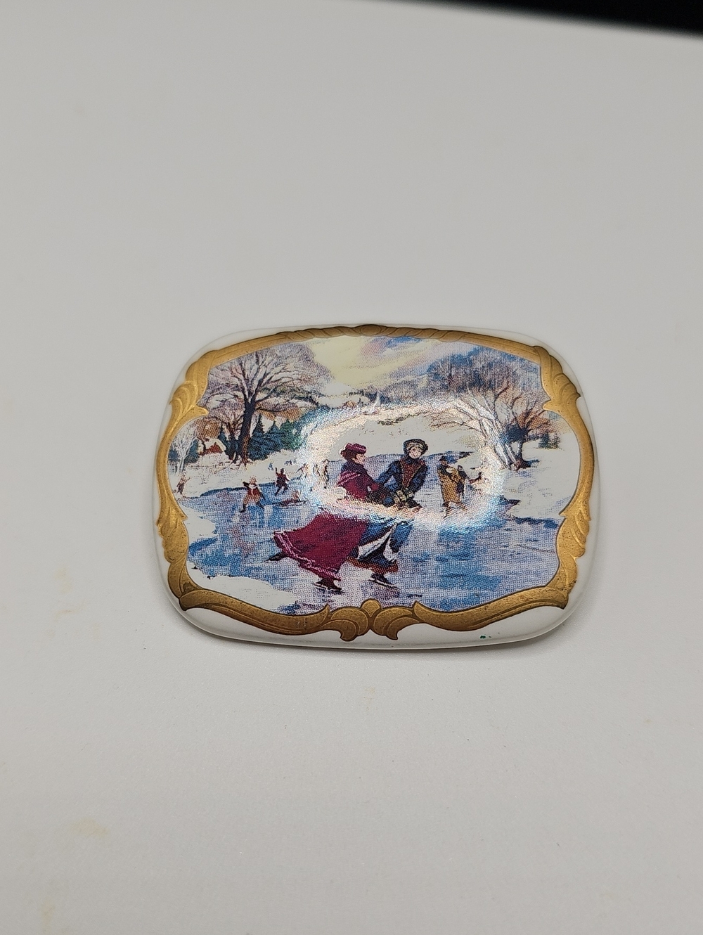 Vintage Winter Ice Skaters Decorative - White and Gold Brooch. 1960.
